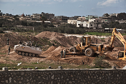 צבא מצרים הורס מנהרות הברחה לרצועת עזה (צילום: EPA)