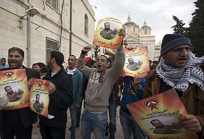 מפגינים מול בית המשפט (צילום: AFP)