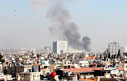 העשן נראה ברוב חלקי דמשק (צילום: EPA)