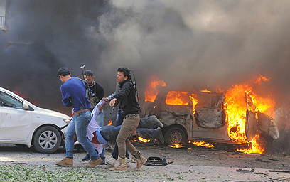 פצוע מפונה מזירת הפיגוע (צילום: AFP)