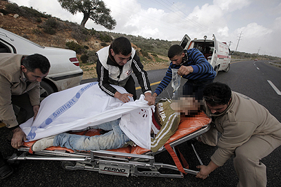 מפנים פצועים פלסטינים ליד קוסרא  (צילום: AFP)