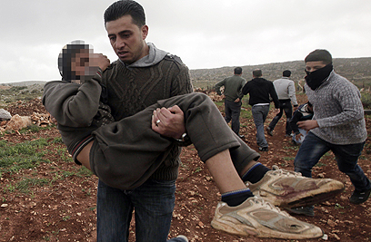 גם נערים נפגעו בעימות  (צילום: AFP)