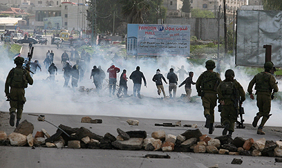 העימותים בכפר סמוך לחברון (צילום: AFP)
