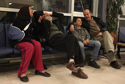 משפחתו של הנער הפצוע עודאי סירחאן בבית החולים הדסה עין כרם            (צילום: גיל יוחנן)