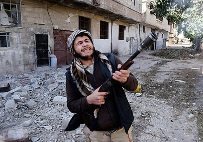 אסד טוען כי בריטניה רוצה לחמש טרוריסטים. לוחם מורדים בדמשק (צילום: רויטרס)