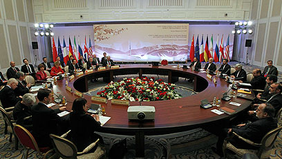 המעצמות ואיראן סביב שולחן הדיונים אתמול (צילום: AP)