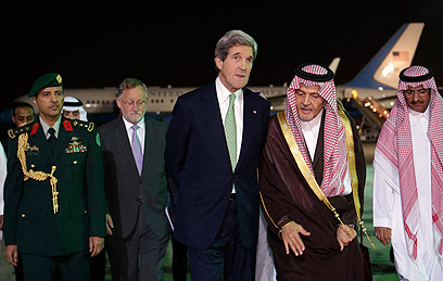 קרי עם מקבילו בסעודיה. "נחישות משותפת למנוע נשק גרעיני מאיראן" (צילום: AP)