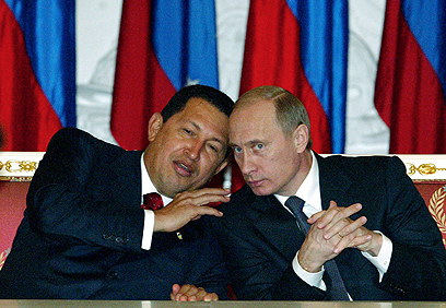 צ'אבס עם פוטין ב-2004. ונצואלה תנהג כמו אחרי התפרקות ברה"מ? (צילום: AP)