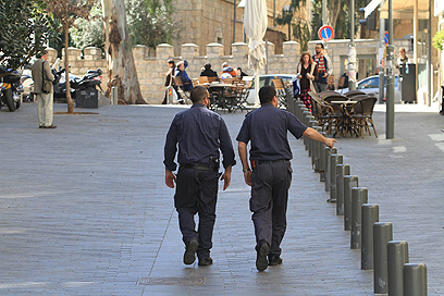 שוטרים סורקים באזור (צילום: גיל יוחנן)