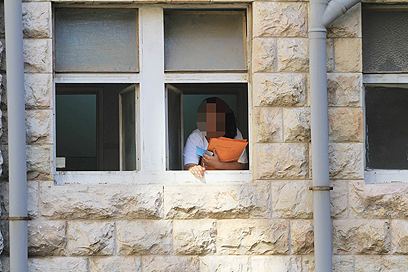 החלון שממנו קפץ האסיר (צילום: גיל יוחנן)