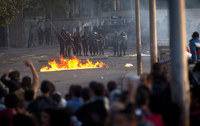 כוחות הביטחון מפזרים מפגינים בקהיר. 7 שוטרים זוכו (צילום: AP)