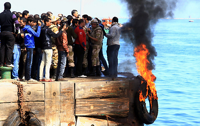 מפגינים בפורט סעיד מנסים לשבש את המעבר במפרץ סואץ (צילום: MCT)