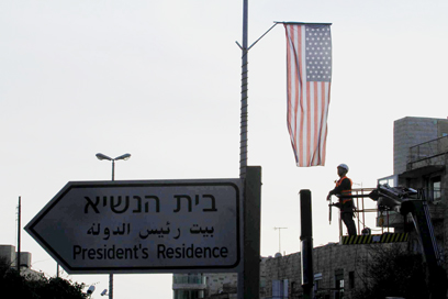 בירושלים כבר תלו את הדגלים (צילום: גיל יוחנן)