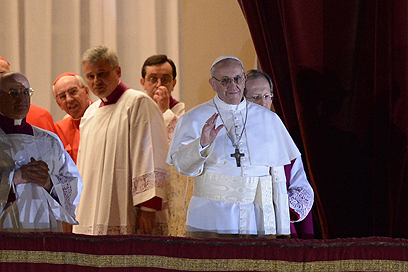 האפיפיור פרנסיסקוס על המרפסת בקפלה הסיסטינית (צילום: AFP)