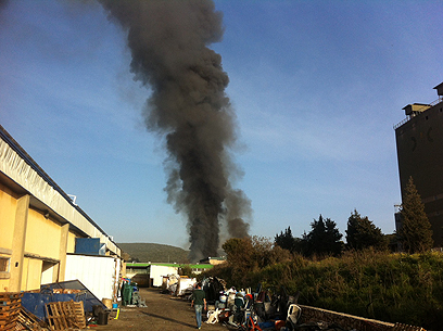 עשן שחור עולה מאזור המפעל, היום (צילום: מאור אוזן)