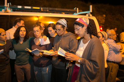 תושבי יקיר ואריאל קוראים תהילים בזירת התאונה (צילום: אוהד צוינגברג)
