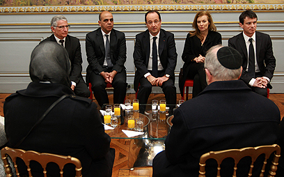 נשיא צרפת הולנד נפגש עם קרובי הנרצחים (צילום: AP)