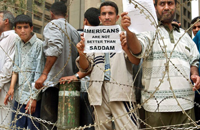 "האמריקנים לא טובים יותר מסדאם". מפגינים לאחר פיגוע בזעפרניה, פרבר של בגדד, ב-2003 (צילום: MCT)