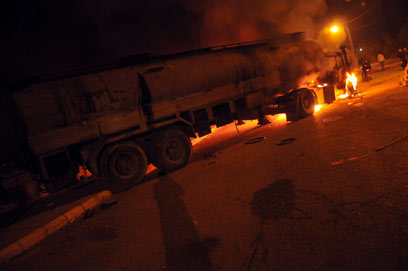 הבערת מכליות דלק בטריפולי כדי למנוע את שליחתן לסוריה (צילום: AFP)