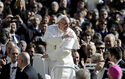 סייר ברכבו במשך יותר מחצי שעה ונופף להמונים. האפיפיור פרנסיסקוס (צילום: EPA)
