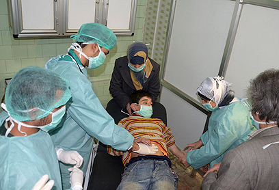 טיפול אחרי שימוש בחומר החשוד בנשק כימי בסוריה (צילום: רויטרס)