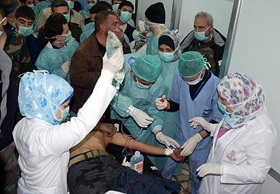פצועים בבית החולים. רוסיה תומכת בדמשק, ארה"ב אומרת שאין בידיה ראיות (צילום: EPA)