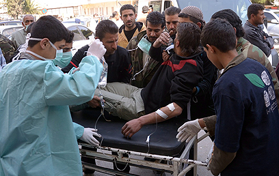על פי דמשק, אלה הם פצועים בהתקפת נשק כימי של המורדים בחלב (צילום: EPA)