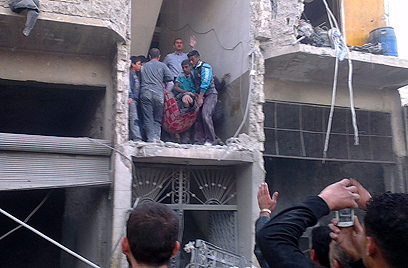 פצועים בהפצצה אווירית בחלב שלשום (צילום: AP)