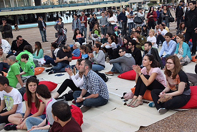 צפייה משותפת בנאום אובמה בכיכר רבין (צילום: מוטי קמחי)