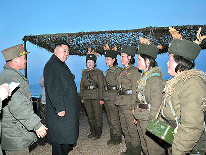 קים ג'ונג און בתרגיל של צבא הצפון (צילום: רויטרס)