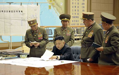 קים ג'ונג און חותם על תוכנית התקיפה. עכשיו היא אושרה (צילום: רויטרס)