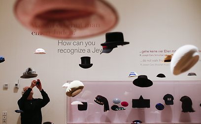 כובעים במוזיאון תחת הכותרת "איך לזהות יהודי?" (צילום: AP)