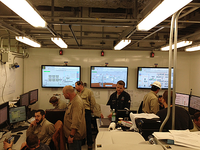 צוות נובל אנרג'י בחדר הבקרה של פלטפורמת הפקת הגז ברגעי ההפעלה של המערכת (צילום: נובל אנרג'י)