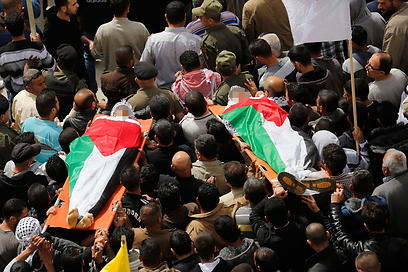 לוויית שני הפלסטינים שנהרגו אתמול ליד מחסום צה"ל (צילום: רויטרס)