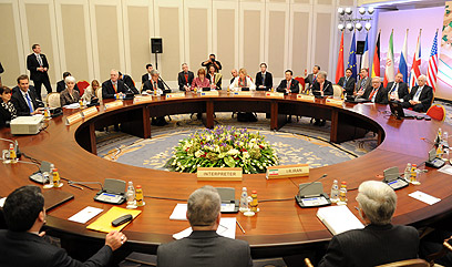 נציגי איראן ושש המעצמות בחדר הדיונים. מצפים לפעם הבאה (צילום: EPA)
