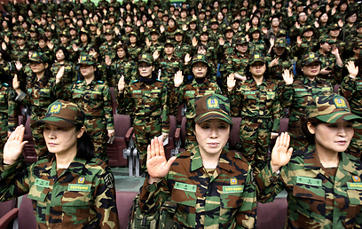 חיילות דרום קוריאניות. הן מוכנות (צילום: AP)