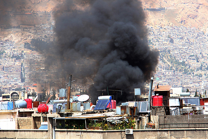 נפילת פצצת מרגמה בדמשק (צילום: EPA)