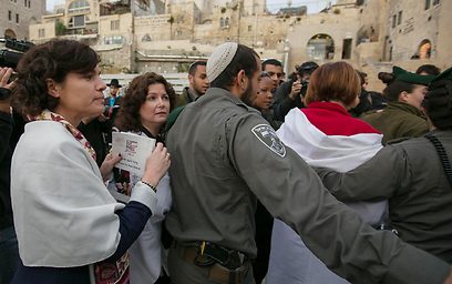 חברות הכנסת שביקשו להתלוות למעוכבות נתקלו בתחילה בסירוב של המשטרה (צילום: אוהד צויגנברג)