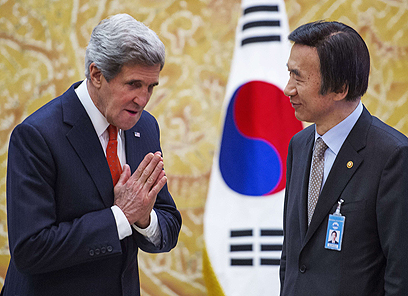 קרי עם עמיתו מדרום קוריאה. העלה מחדש את ההצעה לפיונגיאנג (צילום: AFP)