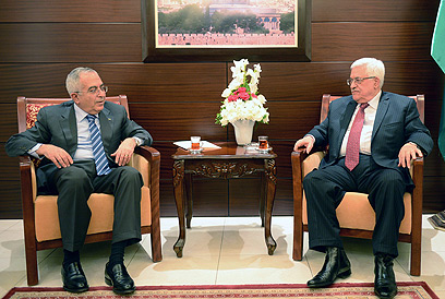 נשיא הרשות אבו מאזן עם רה"מ הפלסטיני המתפטר סלאם פיאד (צילום: EPA)