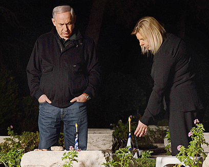 ראש הממשלה ורעייתו במוצאי שבת ליד קברו של יוני נתניהו  (צילום: קובי גדעון, לע"מ)