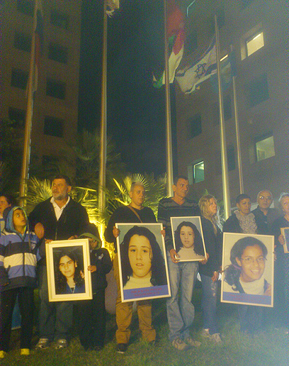 הורי הקורבנות מול השגרירות ברמת גן, הערב (צילום: שמוליק קליין)
