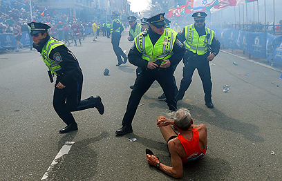 הרגעים שלאחר הפיגוע בבוסטון (צילום: AP)