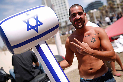חוגגים עצמאות בחוף תל אביב (צילום: רויטרס)