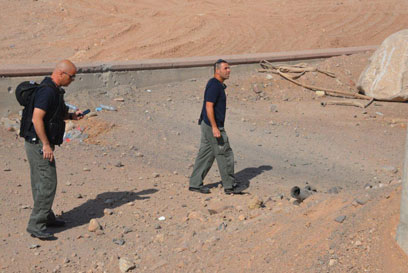 כוחות הביטחון סורקים את אזור נפילת אחת הרקטות (צילום: יאיר שגיא)