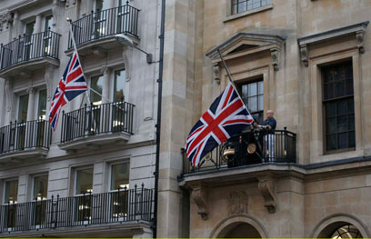 בריטים מניפים דגלים בחצי התורן (צילום: רויטרס)