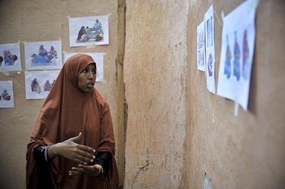 שיעור בטיפול בתינוקות לנשים ממחנה פליטים בסומליה (צילום: AFP, TOBIN JONES   )