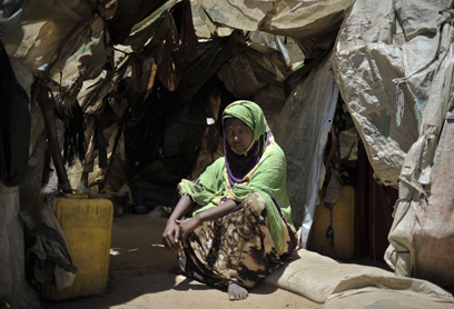 אישה במחנה עקורים בסומליה. "לגבות תג מחיר" (צילום: AFP, TOBIN JONES   )