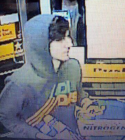 החשוד שאחריו מתנהל המצוד צולם במצלמת אבטחה בחנות בתחנת דלק הלילה, לפני חטיפת הרכב (צילום: AP)
