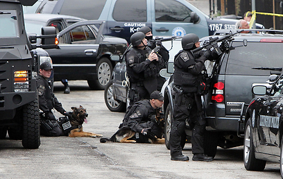 הדרמה בשיאה: כוחות משטרה מיוחדים ברחובות ווטרטאון (צילום: MCT)